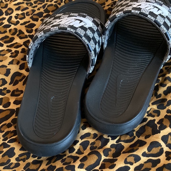 Nike Checkerboard Print Logo Slides, INSANELY COMFY, super cushioned and cute - Picture 2 of 5